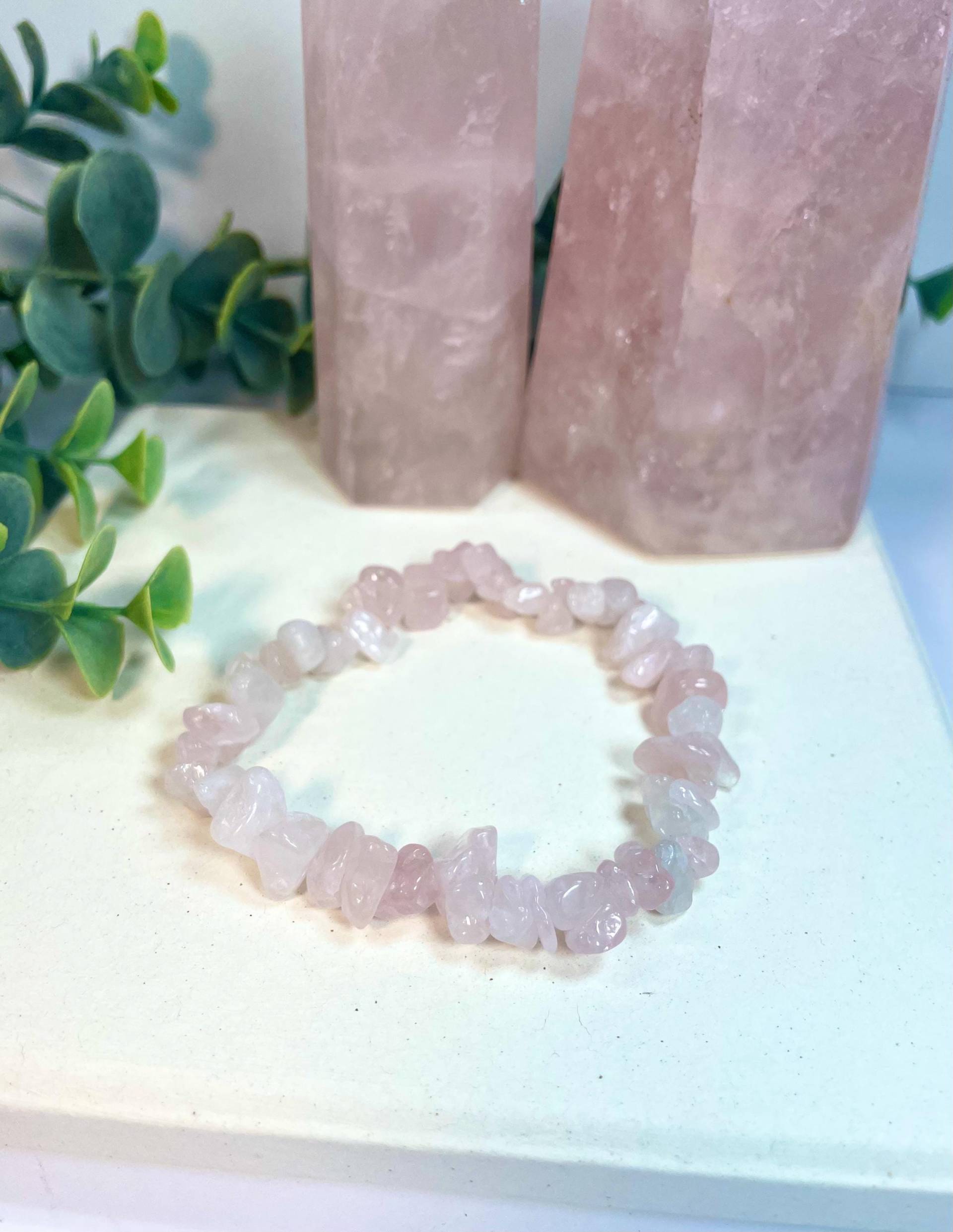 Rosenquarz Splitterarmband, Kristall Schmuck, Armband in Rosa, Perlenarmband von SmelijaAccessories