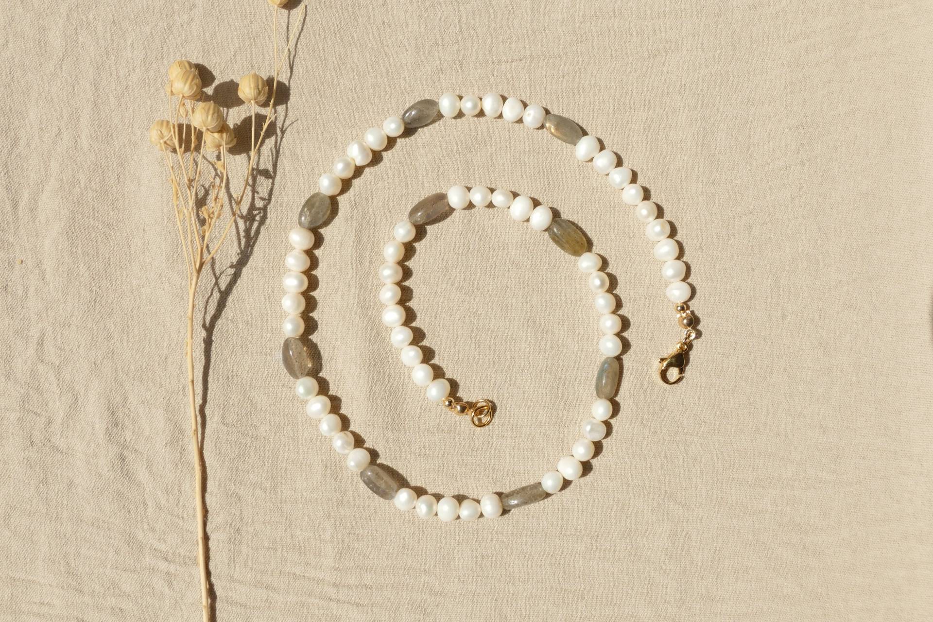 Süßwasserperlen Und Labradorit Halskette Mit 24K Vergoldetem Karabinerverschluss von SmelijaAccessories