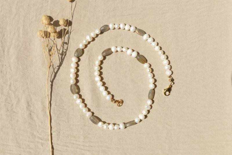 Süßwasserperlen Und Labradorit Halskette Mit 24K Vergoldetem Karabinerverschluss Süßwasserperlen Und Labradorit Halskette Mit 24K Vergoldetem Karabinerverschluss von SmelijaAccessories