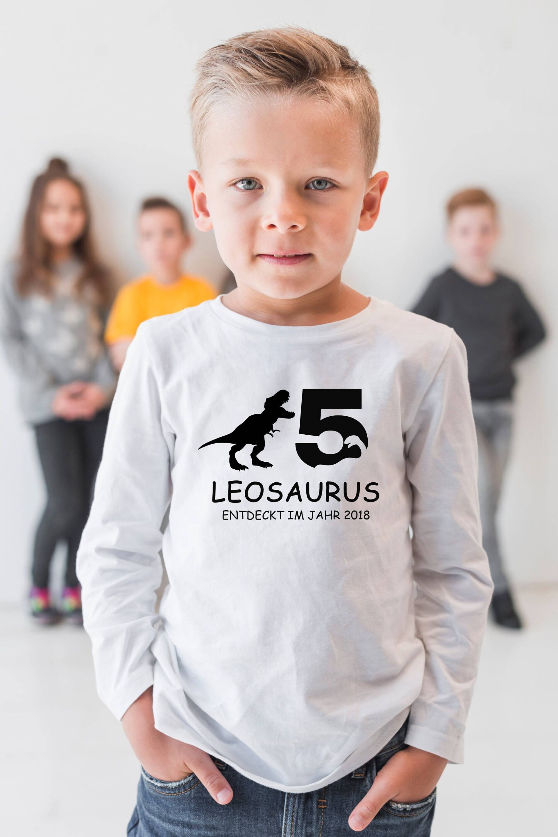 Dinosaurier Geburtstagshirt in Weiß Aus Baumwolle, Personalisiert Mit Zahl Und Name von SmileArtworks