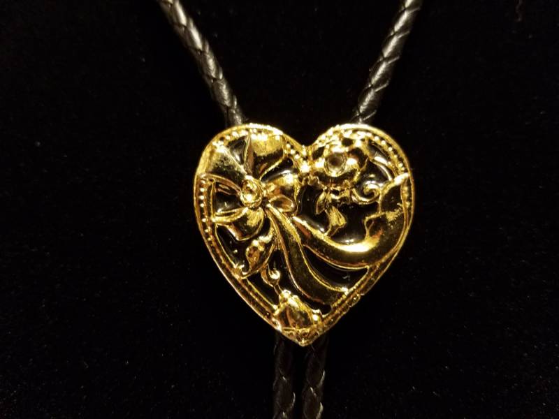 Vintage Gold Herz-Bolo Krawatte - Schwarz Emaille-Overlay von SmileSparkleAndShine