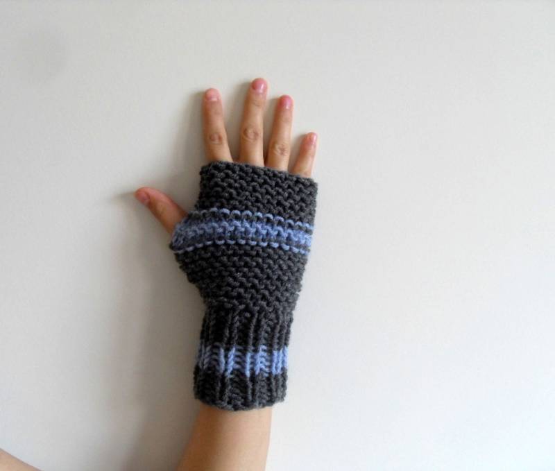 Graue Handschuhe, Fingerlose Damen Wintermode, Helle Blaue Streifen, Dunkle Graue Wolken von SmilingKnitting