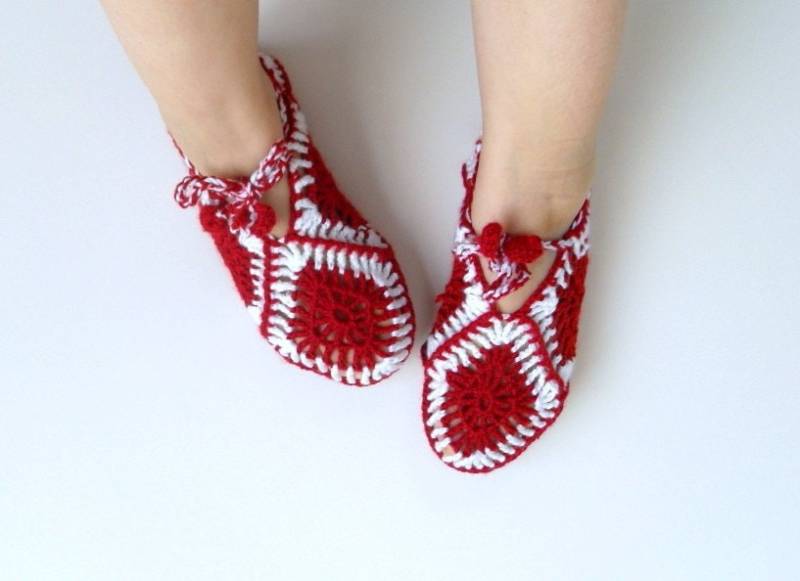 Verkauf-Granny-Square-startseite-Hausschuhe Granat Hausschuhe Weiß Rot, Ruby, Burgund Valentinstag Geschenk von SmilingKnitting