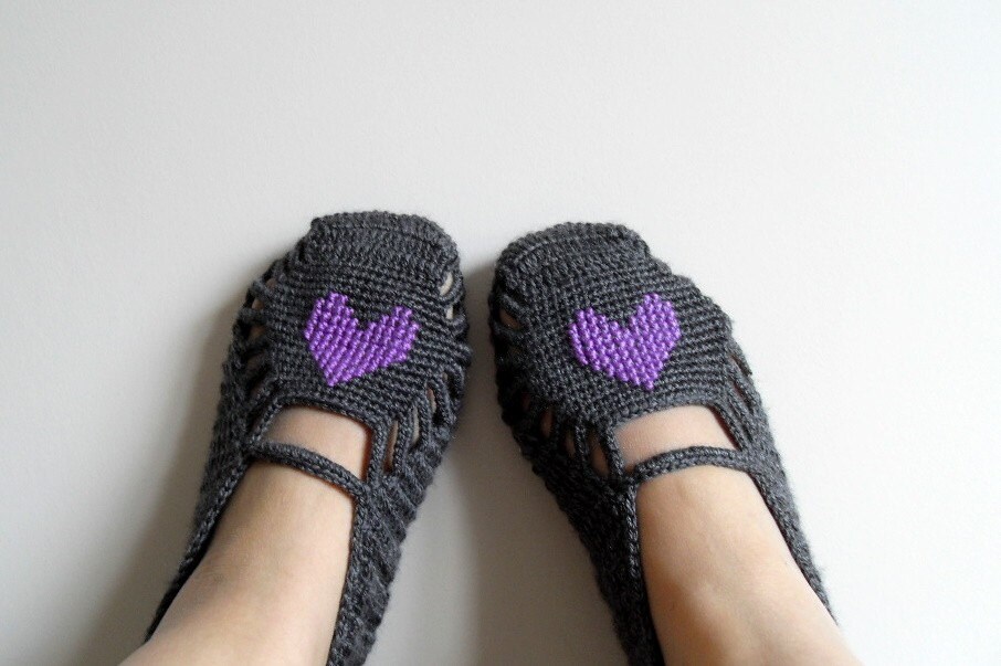 Verkauf Häkeln Pantoffeln Purple Heart Auf Grau-startseite Hausschuhe Hand Bestickt Valentinstag Geschenk Amethyst Tief Royal Violett von SmilingKnitting