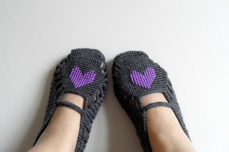 Verkauf Häkeln Pantoffeln Purple Heart Auf Grau-startseite Hausschuhe Hand Bestickt Valentinstag Geschenk Amethyst Tief Royal Violett von SmilingKnitting