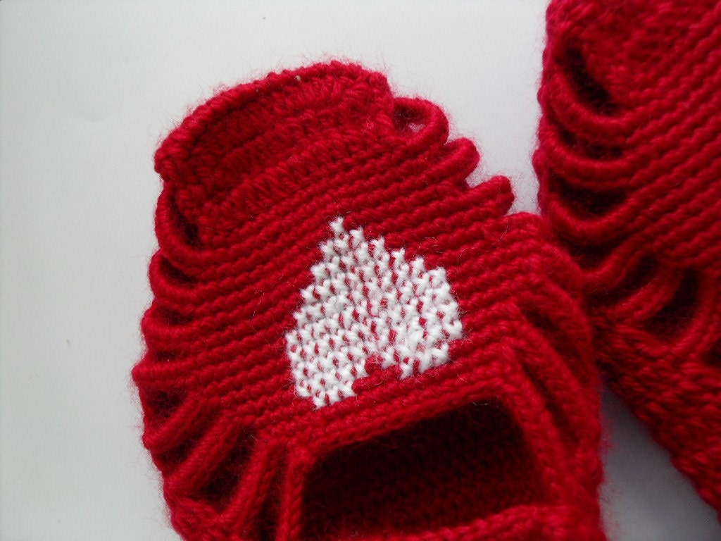 Verkauf Haus Schuhe Valentinstag Geschenk Kirsche Rubin Hausschuhe Häkeln Weißes Herz Hand Bestickt Mode von SmilingKnitting