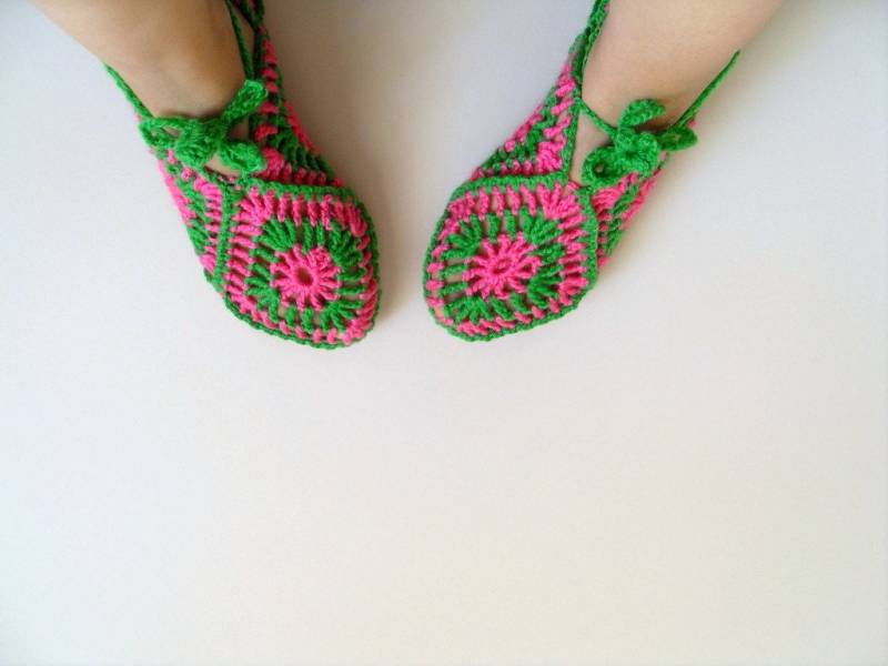 Verkauf Haus Schuhe Valentinstag Geschenk Pistazien Grün Und Rosa Platz Hausschuhe Weiche Süße Baby Lime Peridot Gras von SmilingKnitting
