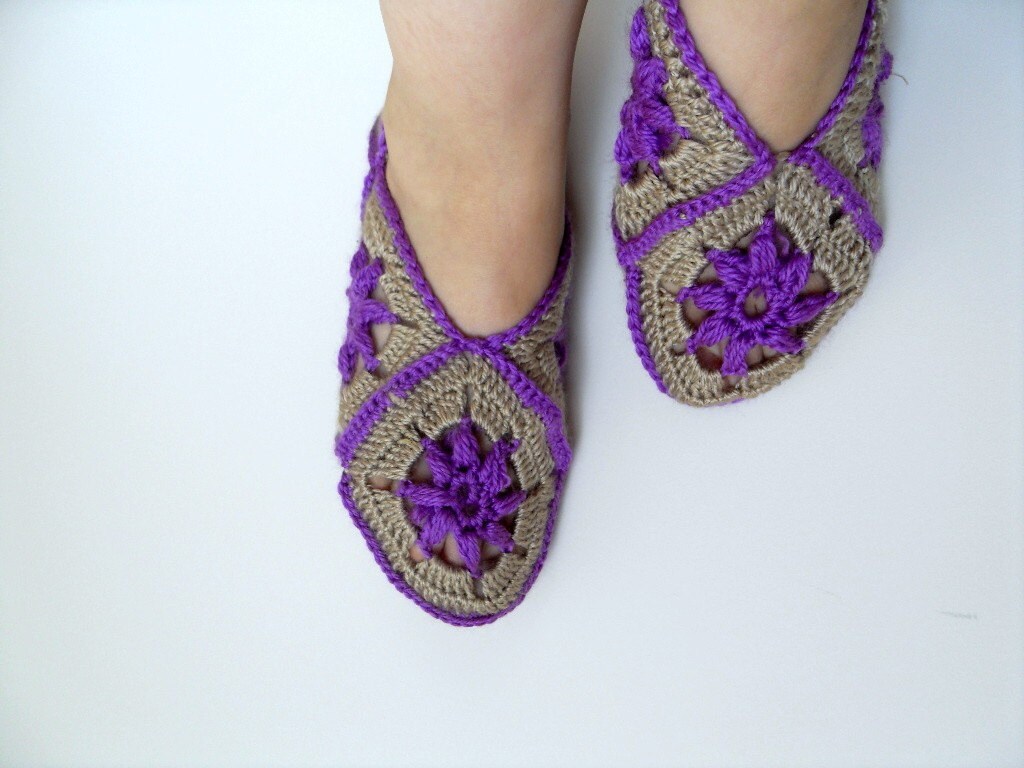 Verkauf-startseite-Slipper-Taupe Und Deep Purple Hausschuhe Winter Mode Häkeln Pantoffeln Granny Square Licht Weiche Pflaume Lila Amethyst von SmilingKnitting