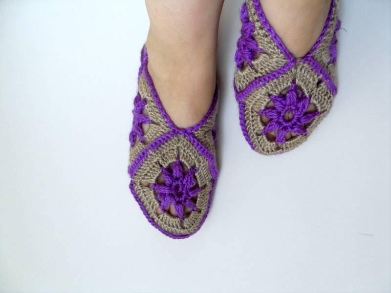 Verkauf-startseite-Slipper-Taupe Und Deep Purple Hausschuhe Winter Mode Häkeln Pantoffeln Granny Square Licht Weiche Pflaume Lila Amethyst von SmilingKnitting