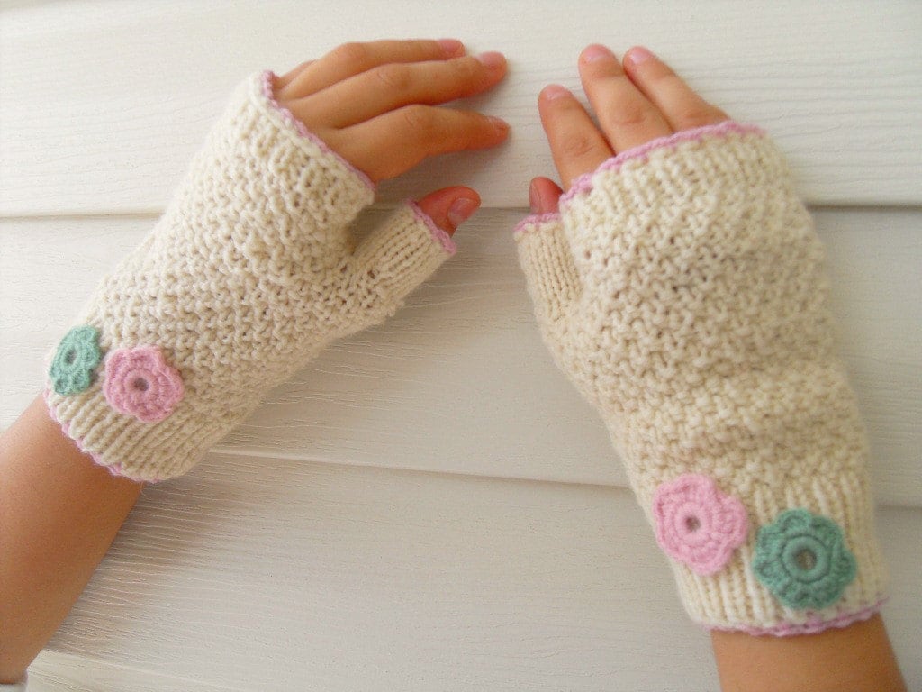 Winter Fashion-Fingerlose Handschuhe Creme Und Rosa Mint Blumen Geschenk Für Ihr Teamt von SmilingKnitting