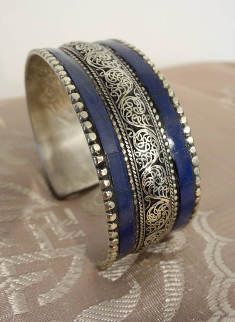 Schöner Breiter Silber Armreif Aus Nepal Mit Lapislazuli, Filigrane Handarbeit von SmilingTaraShop