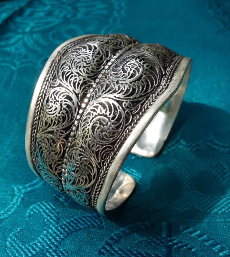 Sehr Schöner Breiter Silber Armreif Aus Nepal, Filigrane Handarbeit von SmilingTaraShop