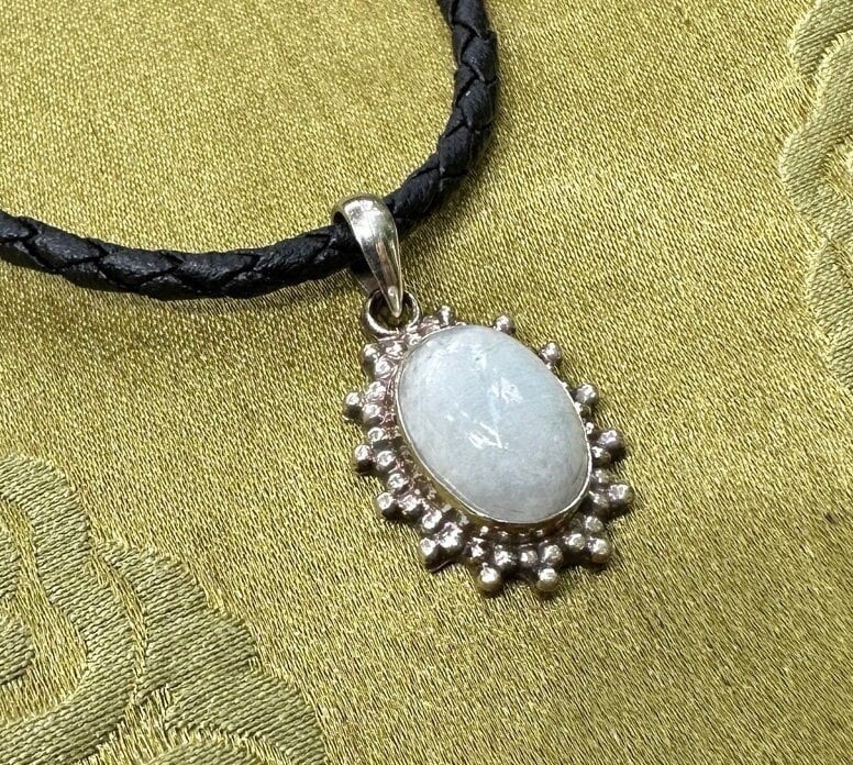 Sehr Schönes Silber Amulett Mit Mondstein Aus Nepal von SmilingTaraShop