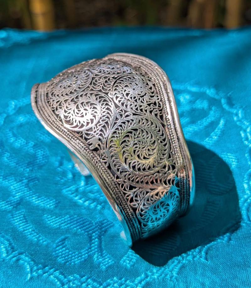 Wunderschöner Breiter Silber Armreif Aus Nepal, Filigrane Handarbeit Wunderschöner Breiter Silber Armreif Aus Nepal, Filigrane Handarbeit von SmilingTaraShop