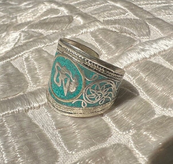 Wunderschöner Silber Ring Aus Tibet Mit Türkis Und Om 17-20 Mm Innenmaß Wunderschöner Silber Ring Aus Tibet Mit Türkis Und Om 17-20 Mm Innenmaß von SmilingTaraShop