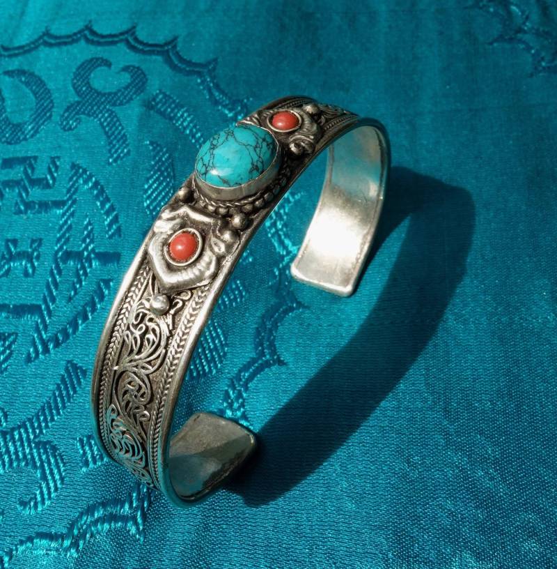 Wundervolle Handarbeit Feiner Armreif Aus Nepal Mit Türkis & Koralle von SmilingTaraShop