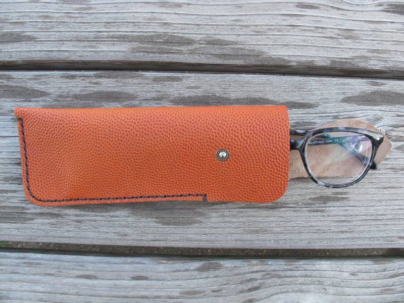 Handgefertigte Leder Voyageurs Brille Fall - Horween Basketball Handgefertigte Leder Voyageurs Brille Fall - Horween Basketball von SmithAndHide