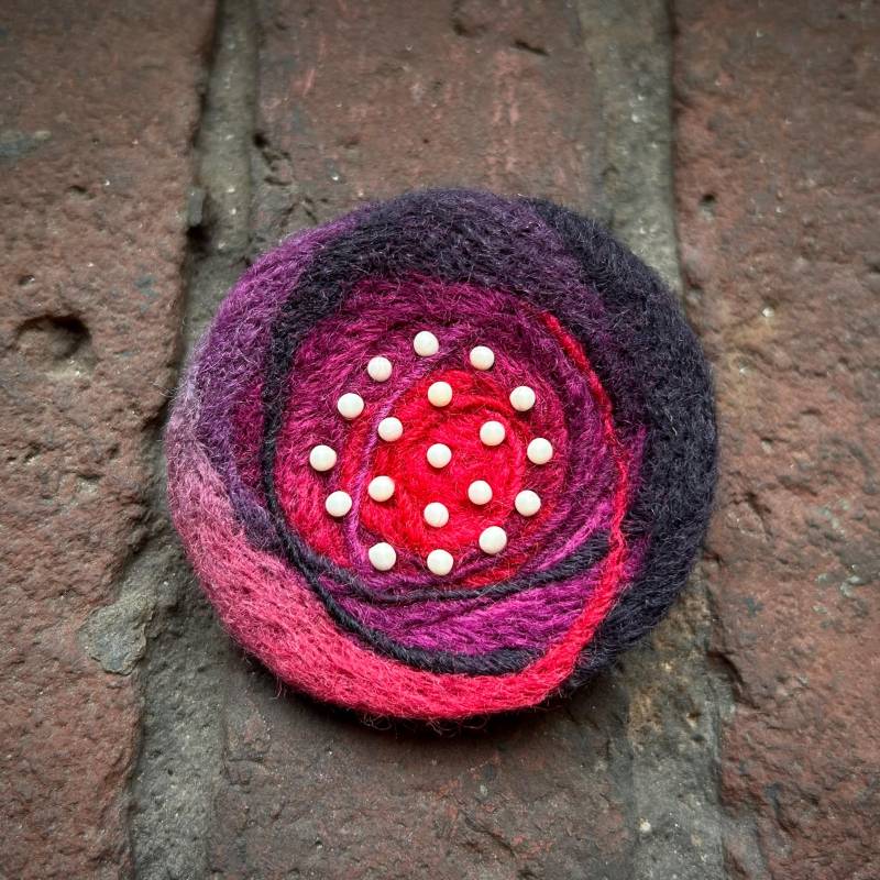 Anstecknadel - Nest Oder Blume Aus Wollfilz, Pink, Rot Und Anthrazit von SmithDryGoodsShop