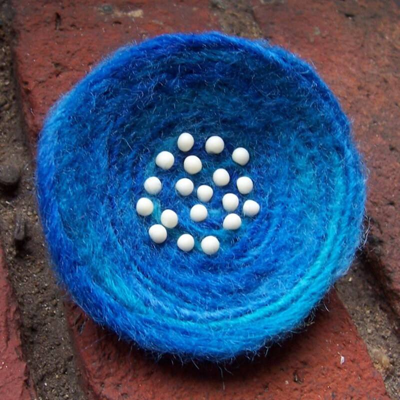 Anstecknadel - Gefilzte Wolle, Kobaltblau Und Weiß von SmithDryGoodsShop