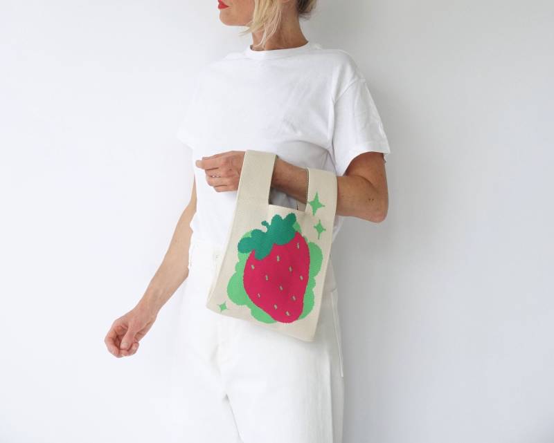 Vintage Erdbeere Häkeltasche | Sommer Handtasche Makramee-Tasche Motiv Gestrickt Gehäkelt Jane Birkin Korb von SmizeVintage