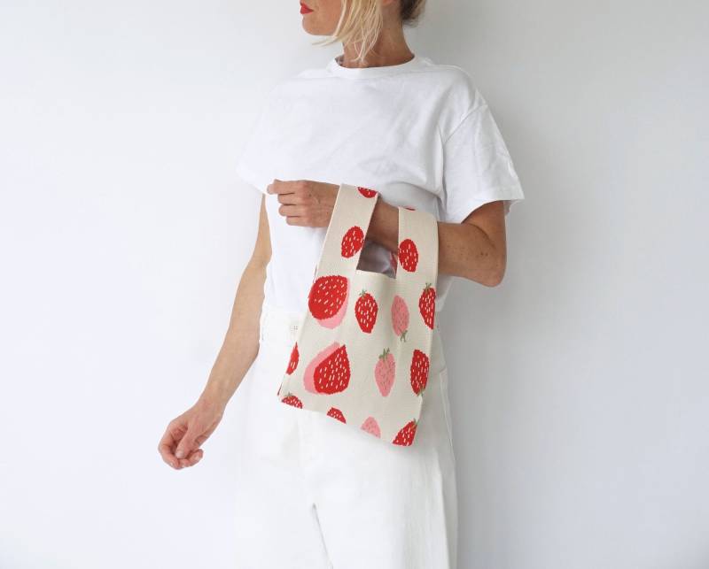 Vintage Erdbeeren Häkeltasche | Sommer Handtasche Makramee-Tasche Motiv Gestrickt Gehäkelt Jane Birkin Korb von SmizeVintage