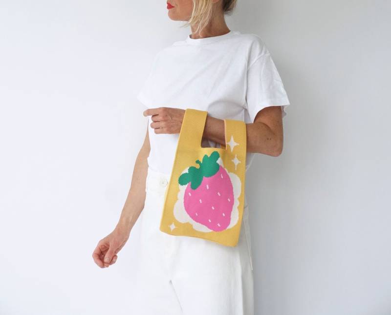 Vintage Erdbeergelbe Mini Häkeltasche | Sommer Handtasche Makramee-Tasche Motiv Gestrickt Gehäkelt Jane Birkin Korb von SmizeVintage