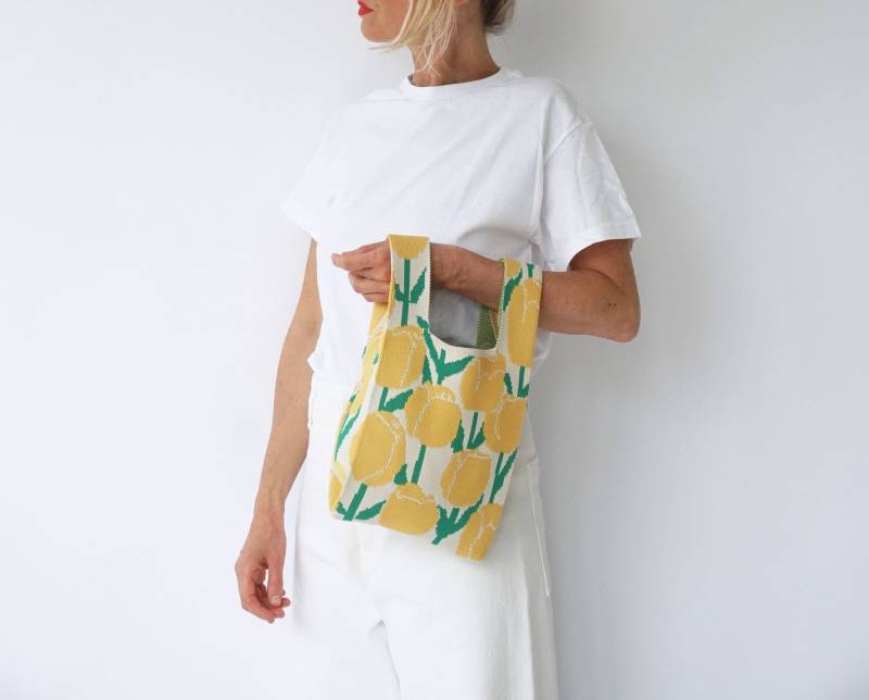 Vintage Gelbe Tulpen Häkeltasche | Sommer Handtasche Makramee-Tasche Motiv Gestrickt Gehäkelt Jane Birkin Korb von SmizeVintage