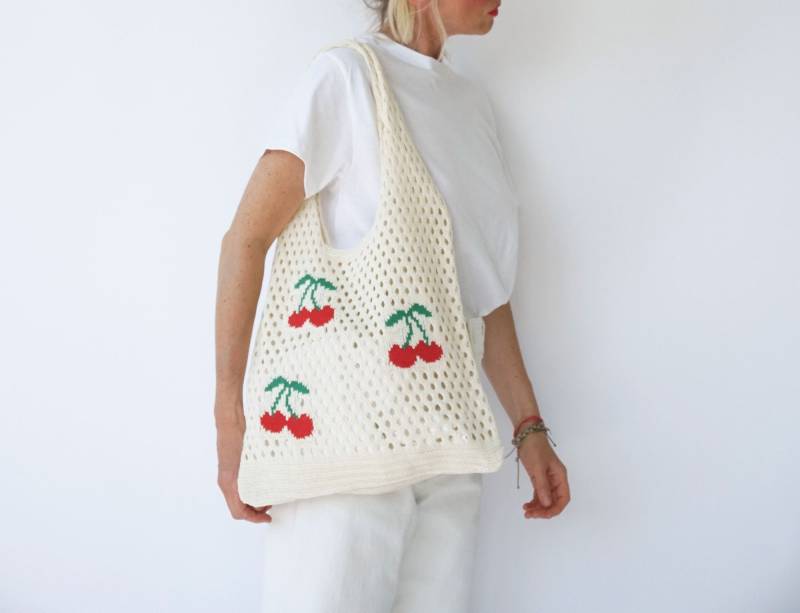 Vintage Kirschen Weiß Handgewebte Häkeltasche | Farmers Marktnetz Umhängetasche Makramee-Tasche Handgestrickt Gehäkelt Jane Birkin Korb von SmizeVintage