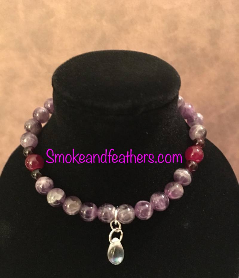 Übernatürliche Inspiriert Stretch Amethyst Und Glas Perlen Teardrop Armband - Mutter Liebe | Mary Winchester Übernatürliche Inspiriert Stretch Amethyst Und Glas Perlen Teardrop Armband - Mutter Liebe | Mary Winchester von SmokeandFeathersFL
