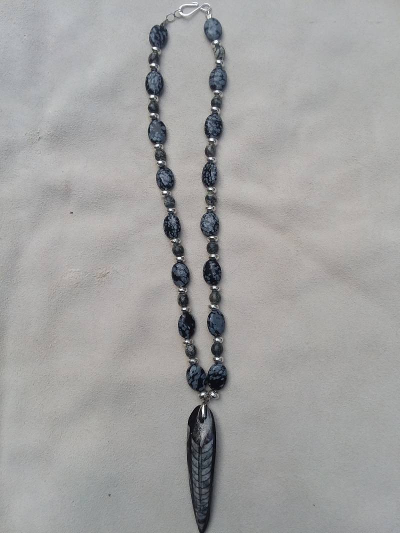 Schneeflocke Obsidian Perlenkette Mit Trilobit Anhänger Schneeflocke Obsidian Perlenkette Mit Trilobit Anhänger von SmokeyCatDesigns