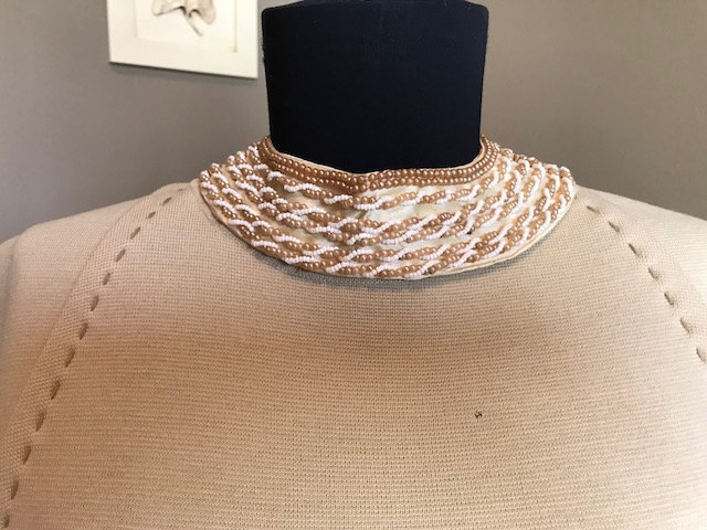 60Er Jahre Abnehmbare Elfenbein Perlen Kragen/Satin Kragen/Kleine Jahrgang Kragen 60Er Jahre Abnehmbare Elfenbein Perlen Kragen/Satin Kragen/Kleine Jahrgang Kragen von SmokeyPearlVintage