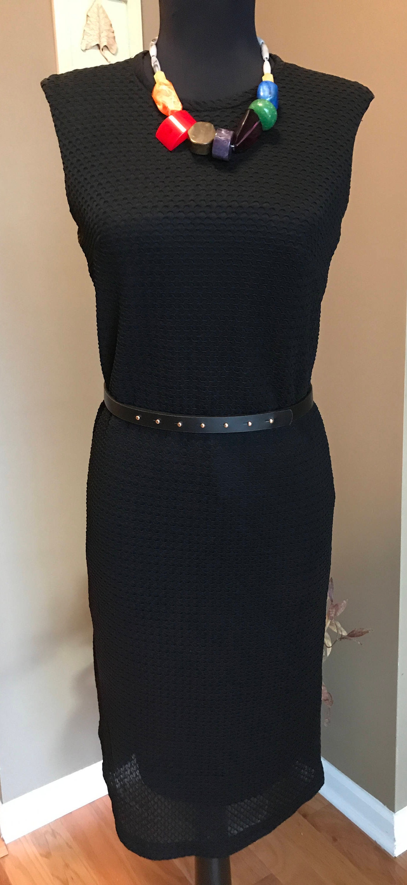 Vintage Ärmelloses Kleines Schwarzes Kleid Mit Waffel Textur Und Gürtel Loops/Modern Day Klein Bis Mittel von SmokeyPearlVintage