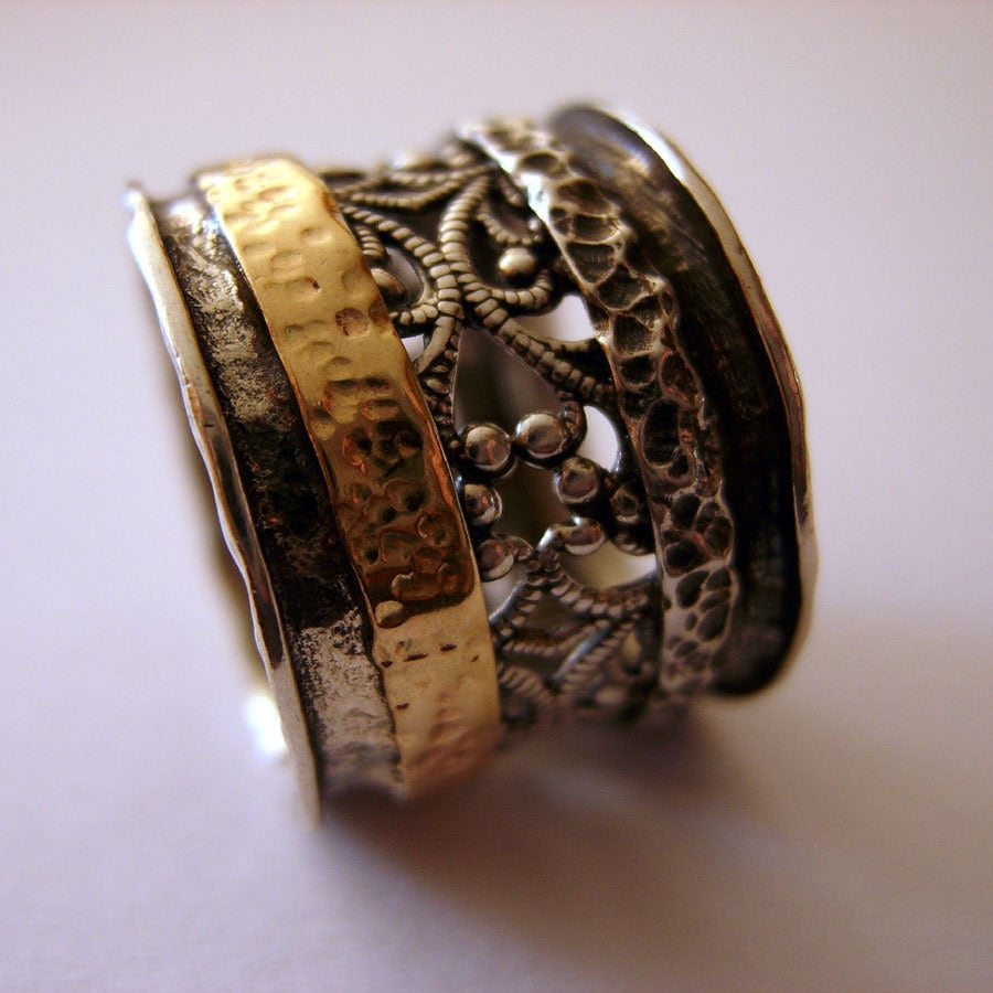 sterling Silber Ring. Breiter Filigraner Handgemachter Silberring. 14K Gold Band Ring.unisex Ring.silver Metal Work sterling Silber Ring. Breiter Filigraner Handgemachter Silberring. 14K Gold Band Ring.unisex Ring.silver Metal Work von SmoochyangelsJewelry