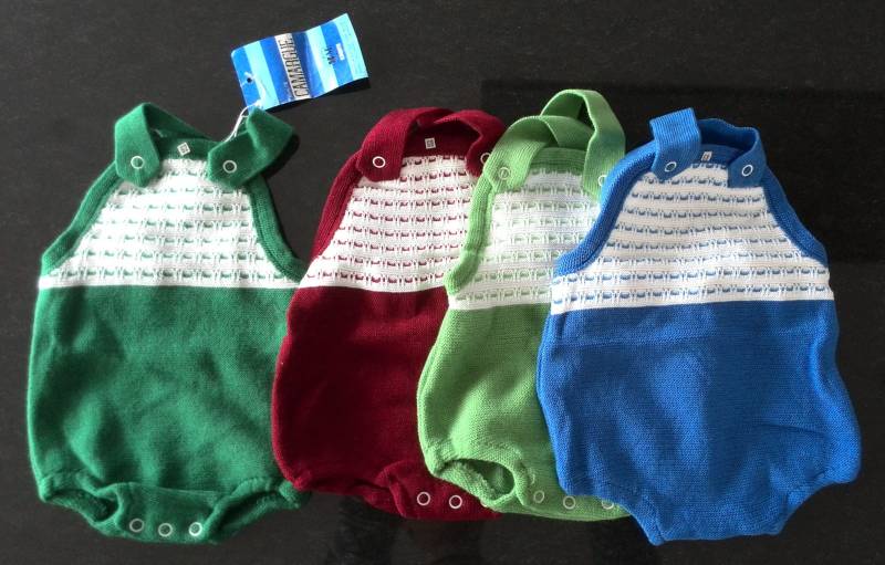 60Er Vintage Deadstock-strampler Und Pullover in Flaschengrün, Burgunderrot, Moosgrün Blau, 0-6 Monate Zusätzlicher Weißer Basic-Pullover von Smufje