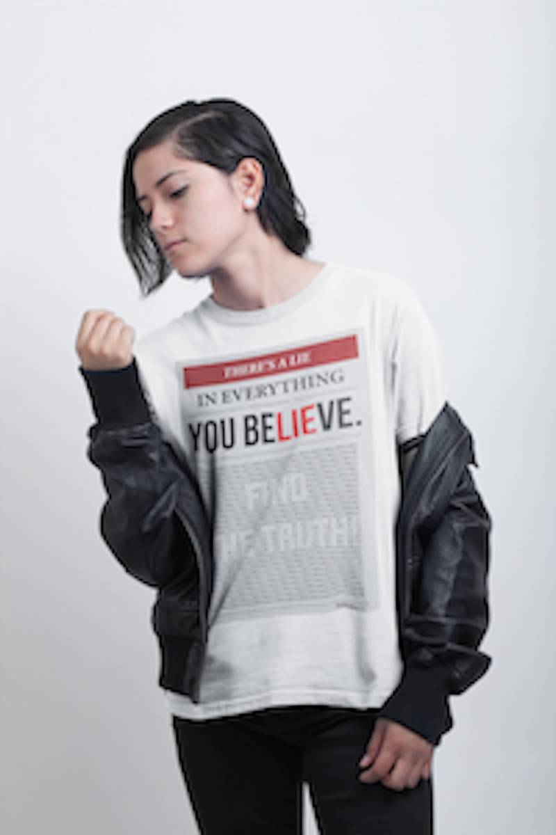 Es Gibt Eine Lüge in Allem, Was Sie Glauben - Positive T-Zahlen von SnaggyTees