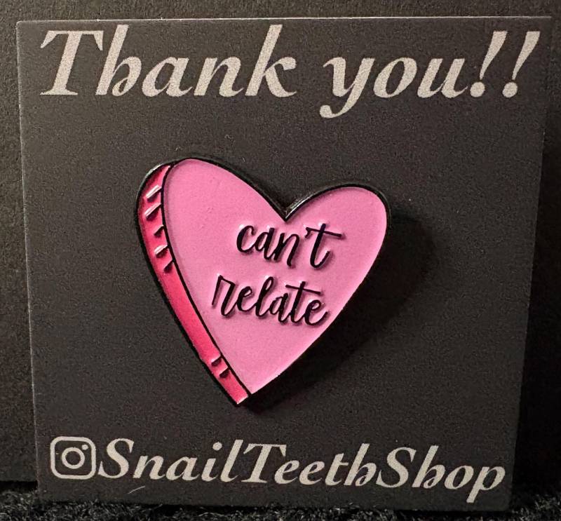 Can't Relate - Emaille Pin von SnailTeethShop