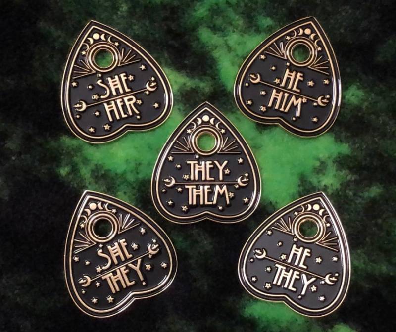 Planchette Pronoun Emaille Pin von SnailTeethShop