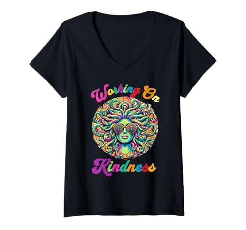 Damen Medusa Working on Kindness Pun Sunglasses Greek Mythology T-Shirt mit V-Ausschnitt Damen Medusa Working on Kindness Pun Sunglasses Greek Mythology T-Shirt mit V-Ausschnitt von Snake Head Medusa