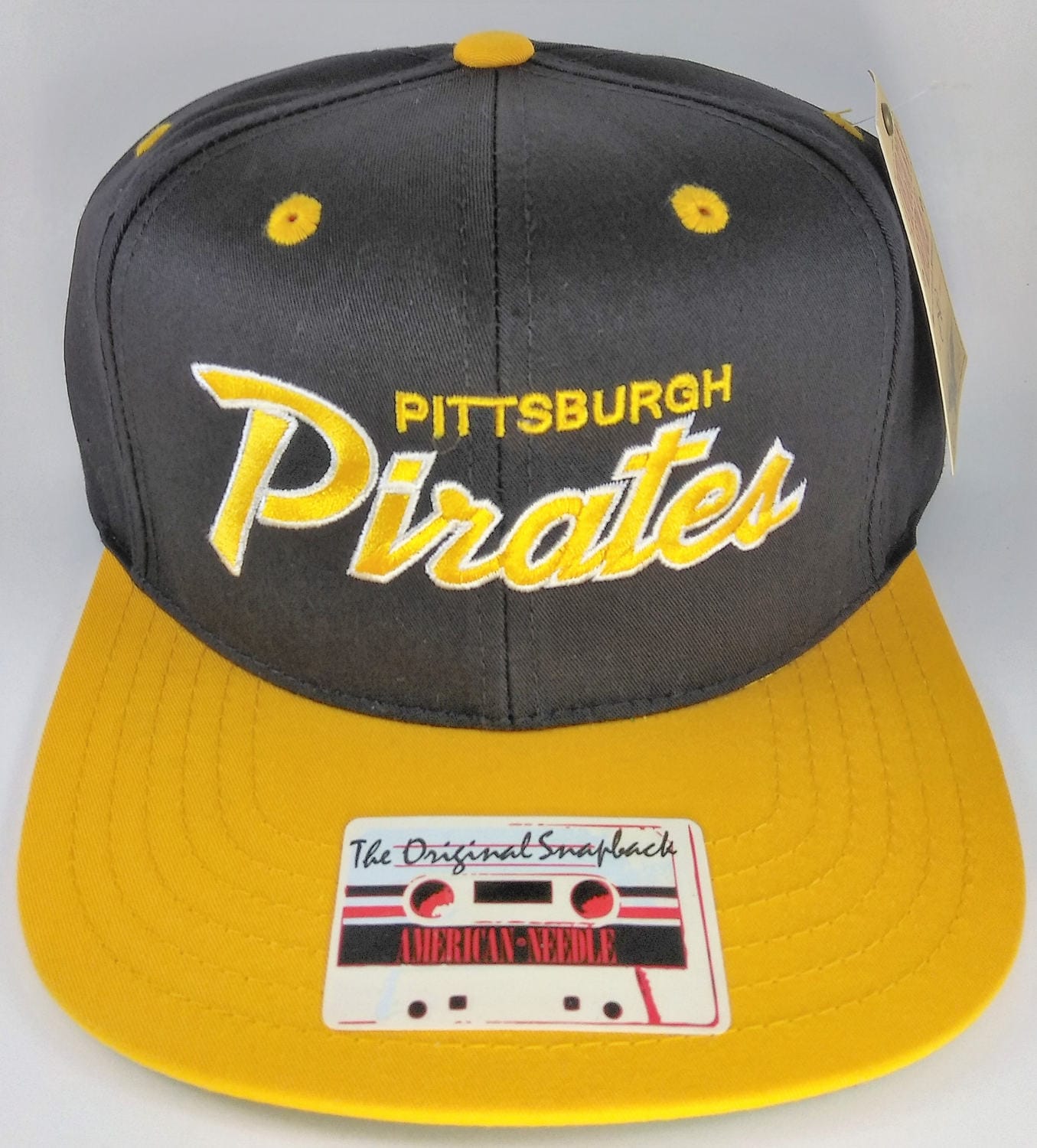 Vintage American Needle Pittsburgh Pirates Mlb Baseball Verstellbare Snapback Hut Kappe, Schwarz/Gelb Vintage American Needle Pittsburgh Pirates Mlb Baseball Verstellbare Snapback Hut Kappe, Schwarz/Gelb von SnapbacksTeesNMore