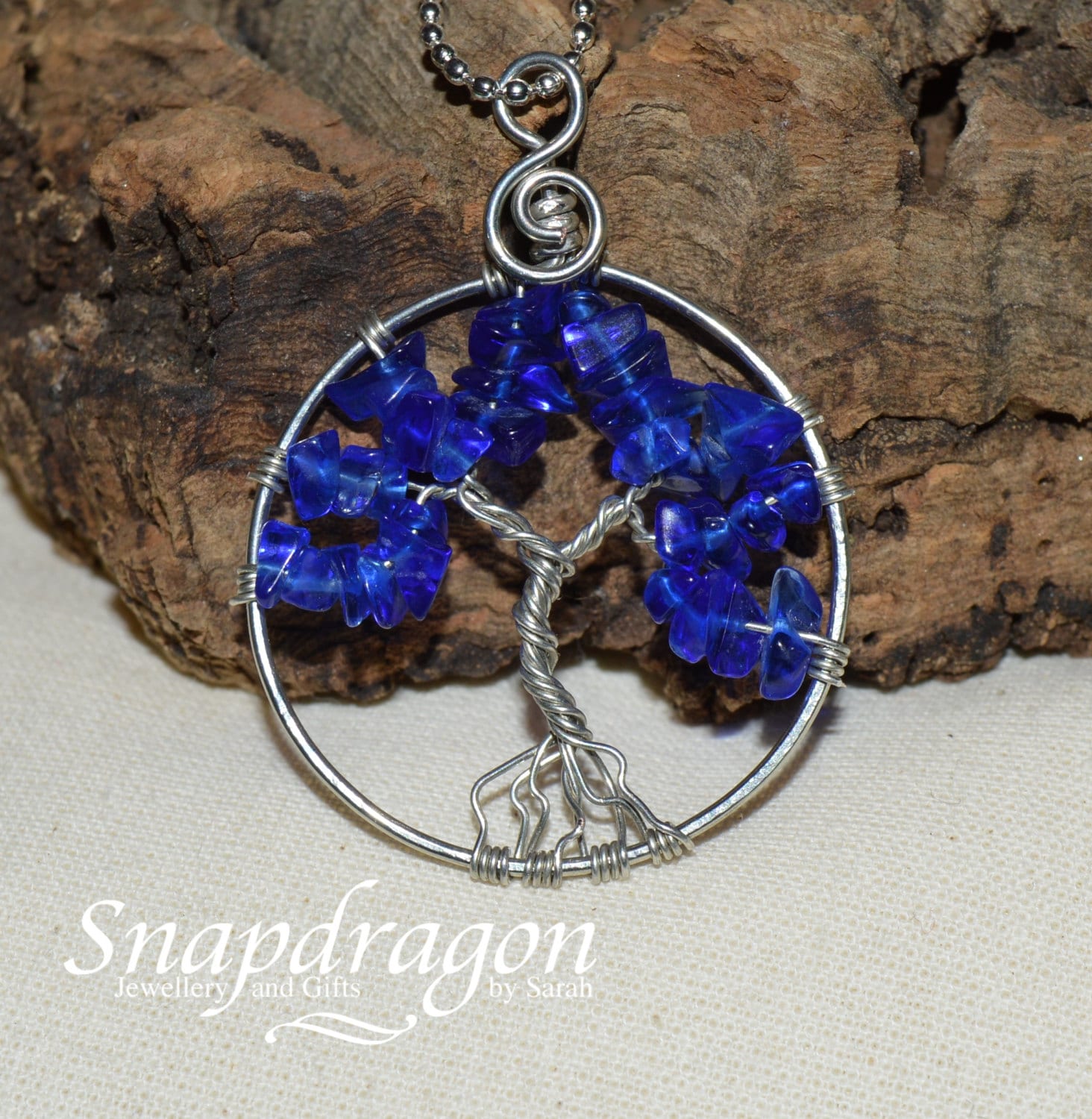 Blau Glas Baum Des Lebens Anhänger - Silber Ton Halskette Blau Glas Baum Des Lebens Anhänger - Silber Ton Halskette von SnapdragonbySarah