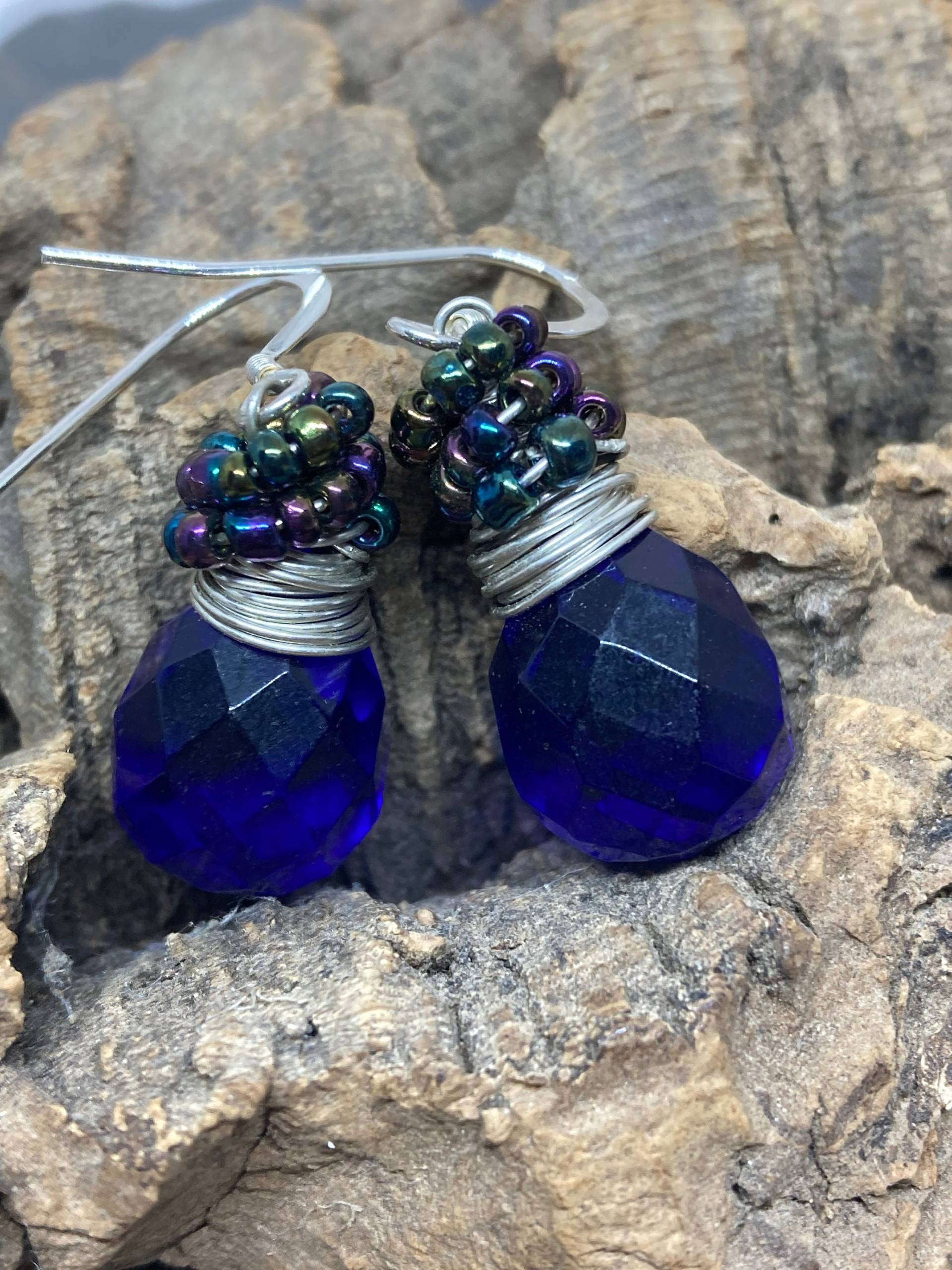 Blaue Glas Briolette Ohrringe Sterling Silber Wire Wrapped Dangle Blaue Glas Briolette Ohrringe Sterling Silber Wire Wrapped Dangle von SnapdragonbySarah