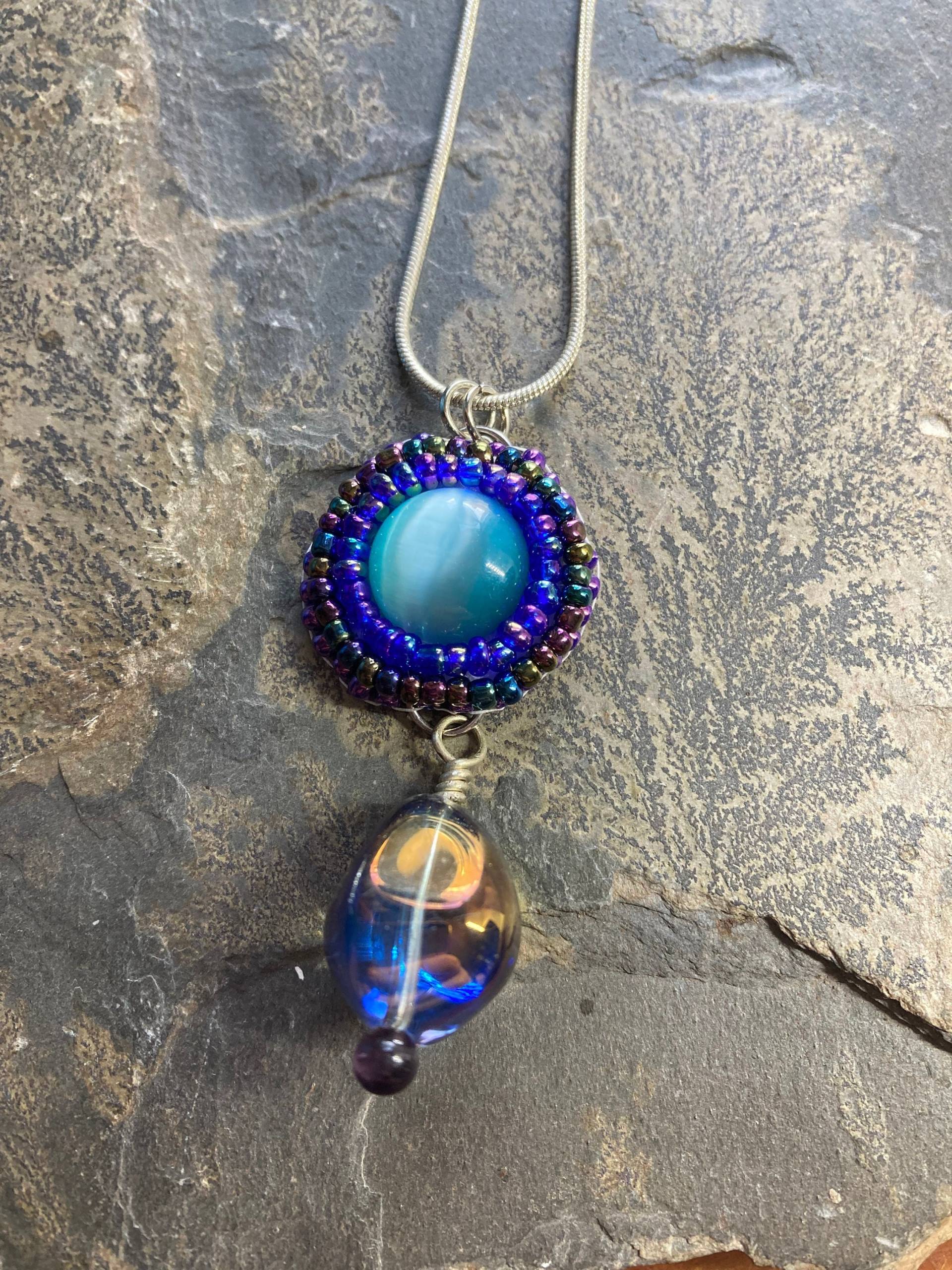 Blaues Katzenauge Cabochon Anhänger Iris Halskette Mit Schlangenkette Blaues Katzenauge Cabochon Anhänger Iris Halskette Mit Schlangenkette von SnapdragonbySarah