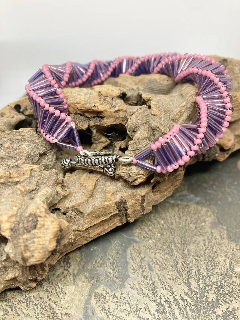 Damen Armband, Lila Spiral Signalhorn Perlenarmband Mit Knebelverschluss, Schmuck Armband Damen Armband, Lila Spiral Signalhorn Perlenarmband Mit Knebelverschluss, Schmuck Armband von SnapdragonbySarah