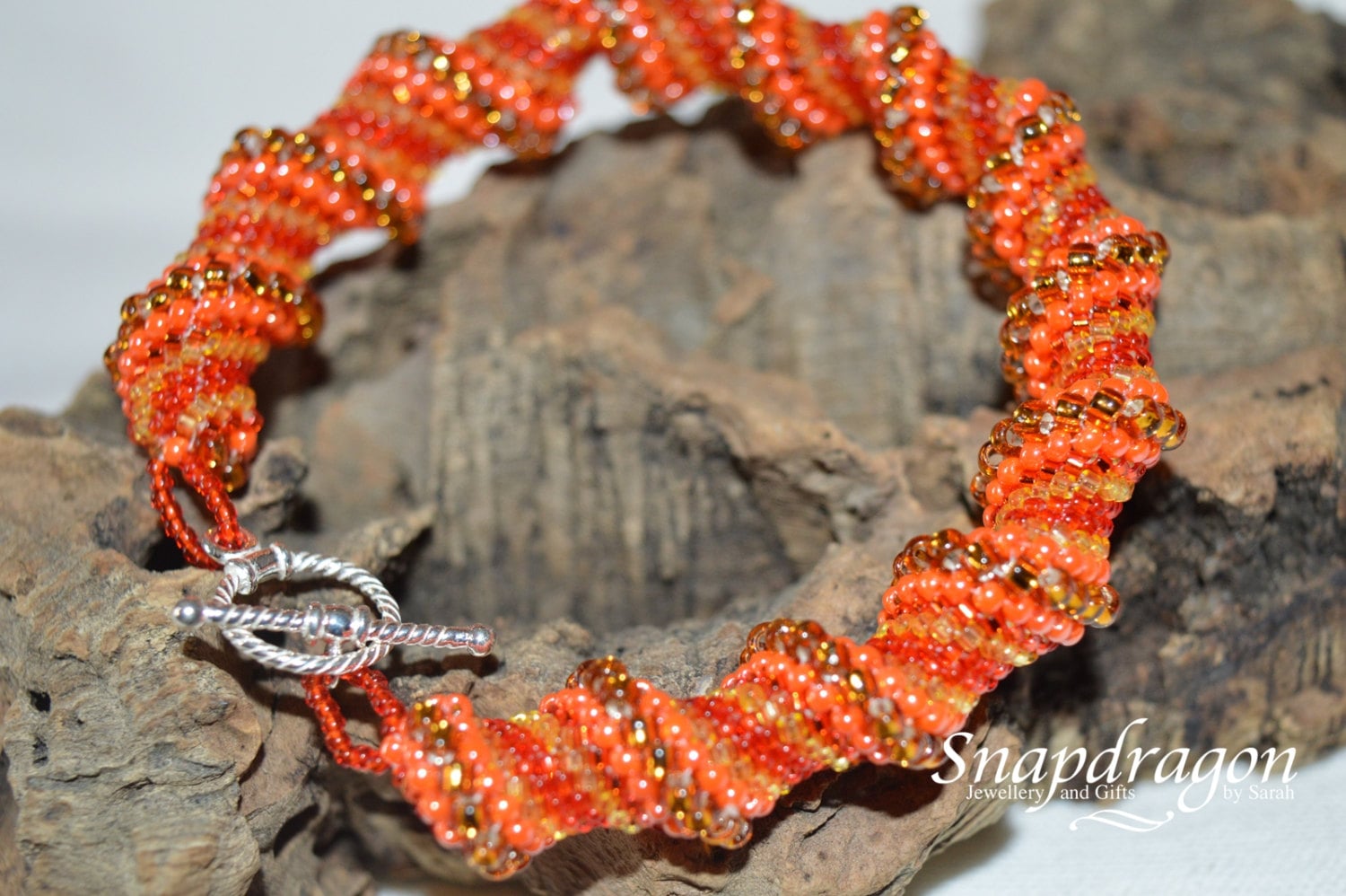 Damen Cellini Spiralarmband in Heißen Orange-, Rot - Und Goldtönen Mit Einem Knebelverschluss Aus Sterlingsilber, Statement-Schmuck, Geschenke Damen Cellini Spiralarmband in Heißen Orange-, Rot - Und Goldtönen Mit Einem Knebelverschluss Aus Sterlingsilber, Statement-Schmuck, Geschenke von SnapdragonbySarah