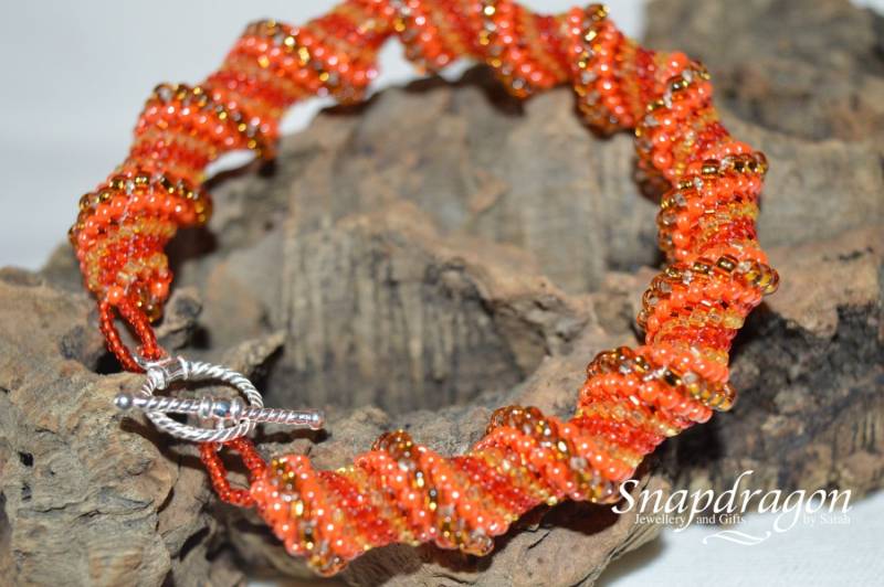 Damen Cellini Spiralarmband in Heißen Orange-, Rot - Und Goldtönen Mit Einem Knebelverschluss Aus Sterlingsilber, Statement-Schmuck, Geschenke von SnapdragonbySarah