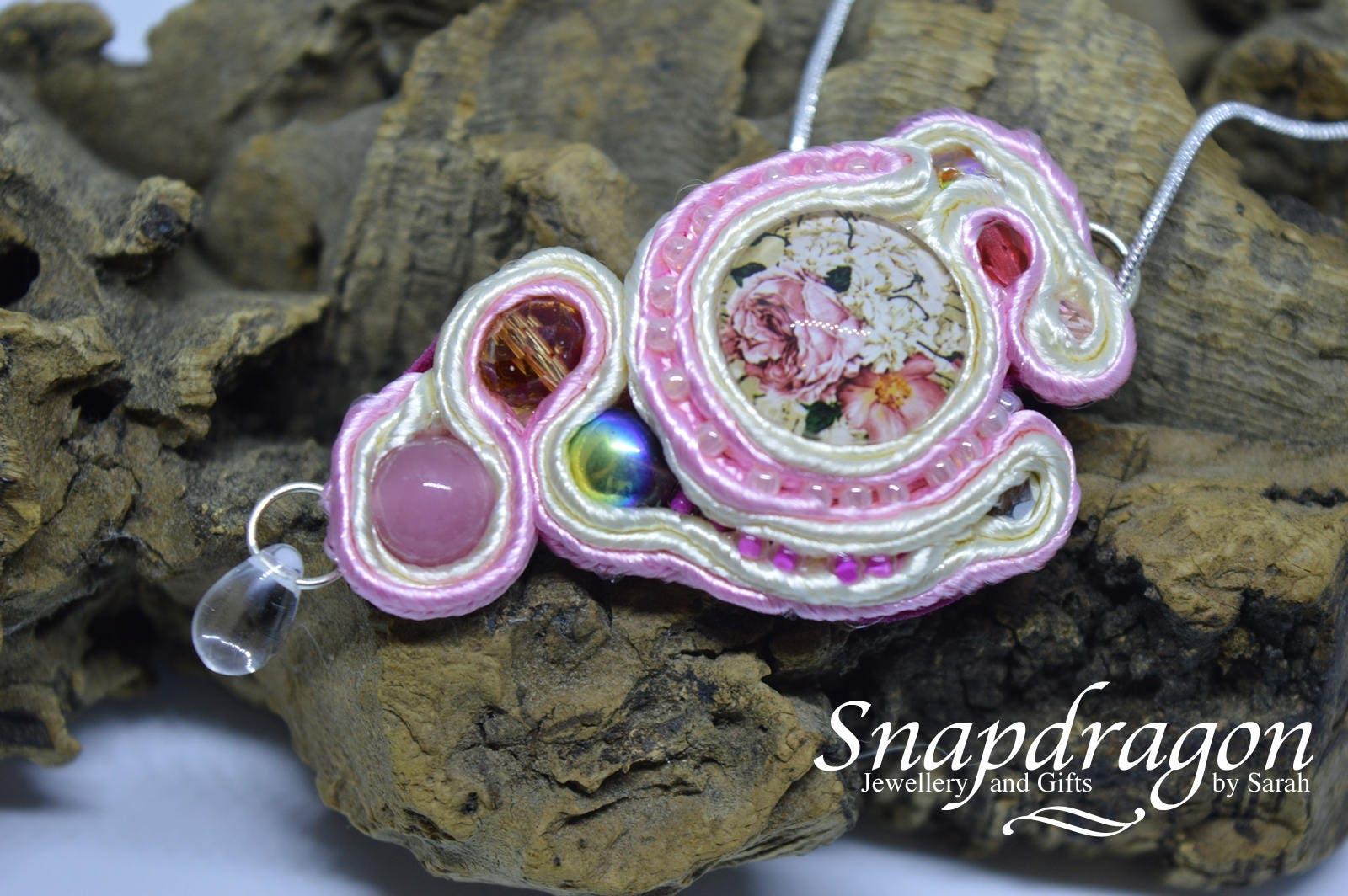 Floral Soutache Anhänger Rosa Wildleder Perlen Halskette Floral Soutache Anhänger Rosa Wildleder Perlen Halskette von SnapdragonbySarah