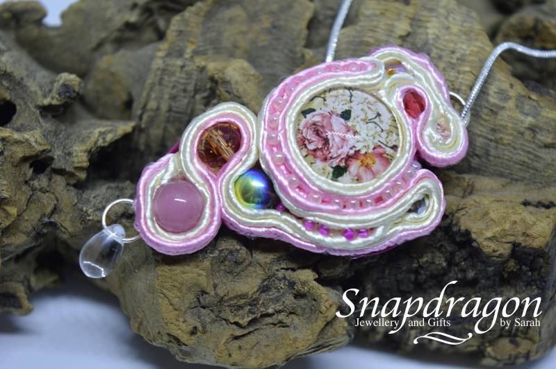 Floral Soutache Anhänger Rosa Wildleder Perlen Halskette Floral Soutache Anhänger Rosa Wildleder Perlen Halskette von SnapdragonbySarah