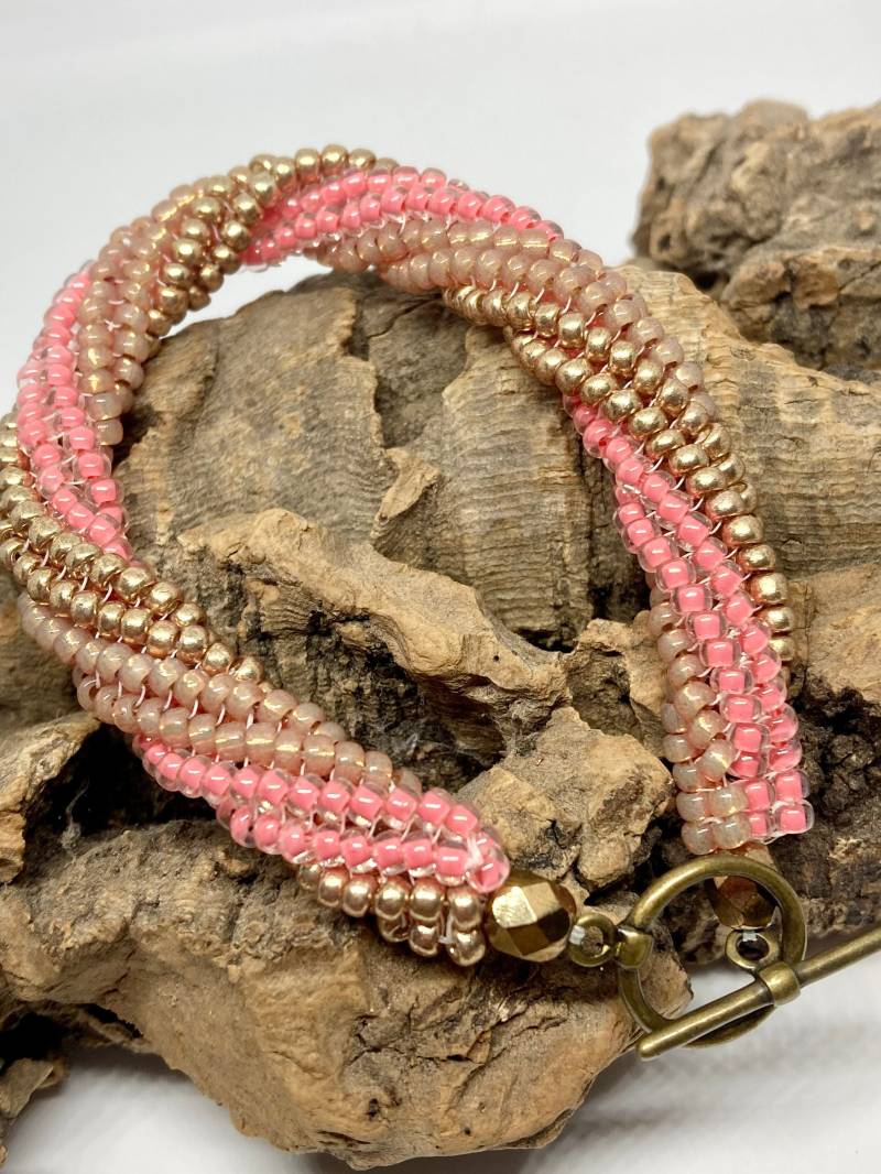Gedrehtes Armband Mit Fischgrätmuster, Goldbronze Und Pfirsich, Damen Schmuck Gedrehtes Armband Mit Fischgrätmuster, Goldbronze Und Pfirsich, Damen Schmuck von SnapdragonbySarah