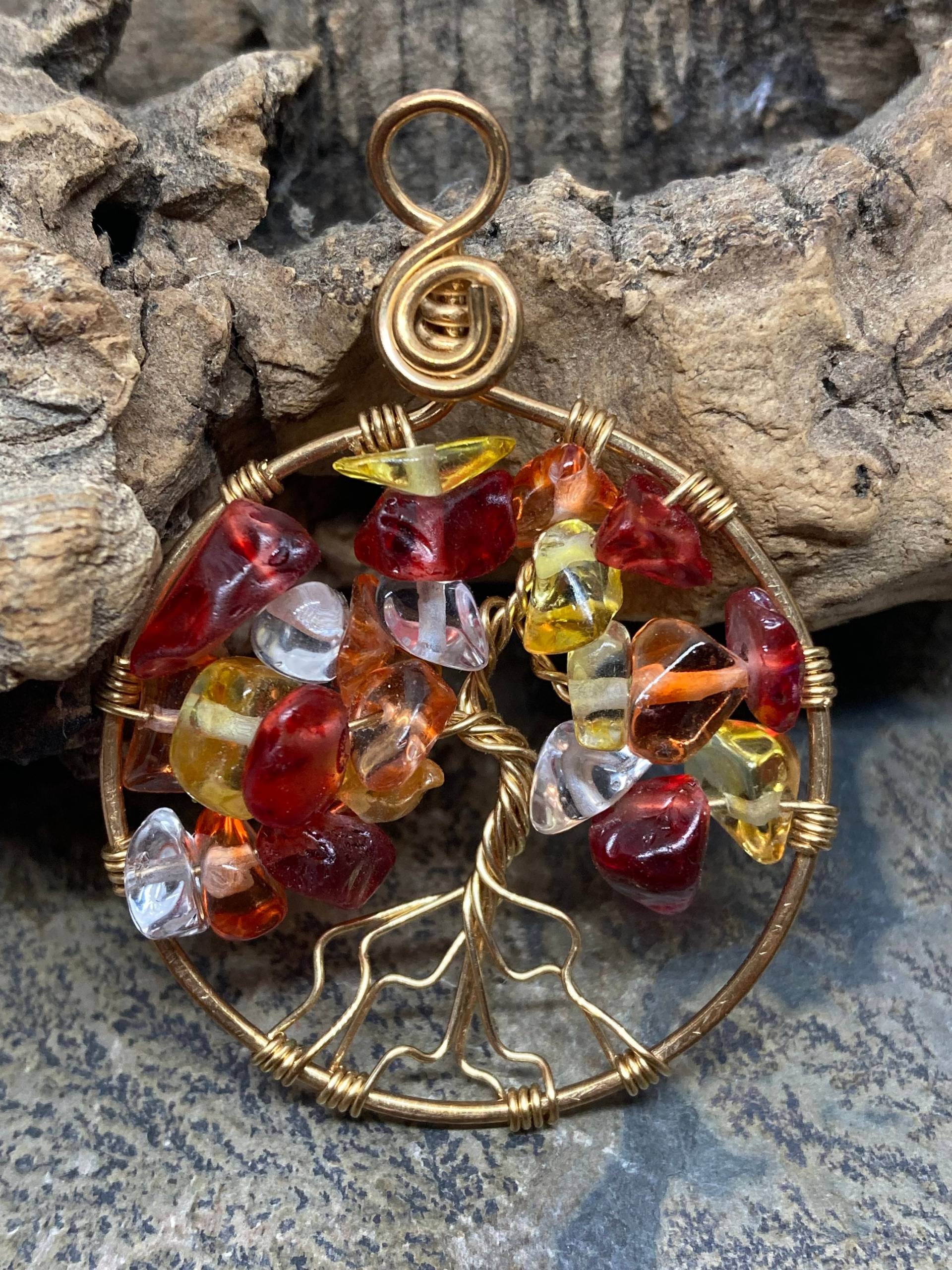 Glas Chip Baum Des Lebens Anhänger Rot, Gelb Und Orange Wildleder Halskette Glas Chip Baum Des Lebens Anhänger Rot, Gelb Und Orange Wildleder Halskette von SnapdragonbySarah