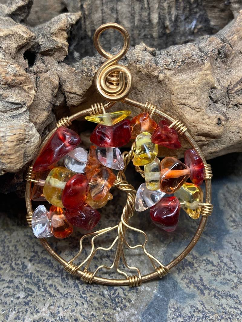 Glas Chip Baum Des Lebens Anhänger Rot, Gelb Und Orange Wildleder Halskette Glas Chip Baum Des Lebens Anhänger Rot, Gelb Und Orange Wildleder Halskette von SnapdragonbySarah